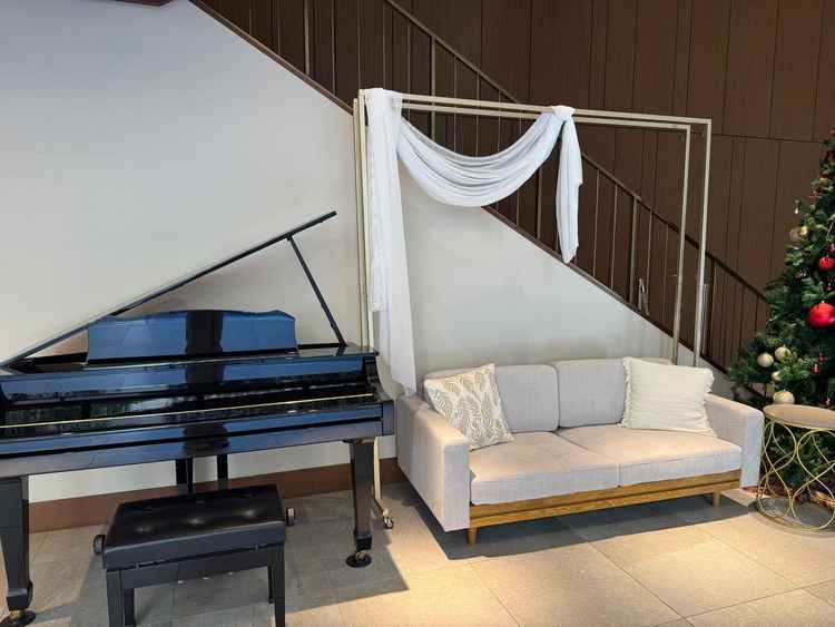 演奏用のピアノや、新郎新婦2人で座るソファなど様々な備用意があり、自分たちのやりたいことを叶えられる