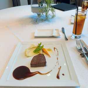試食。国産黒毛和牛を使った料理で、お肉が美味しいのはもちろんソースがとても絶品。