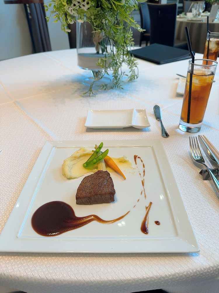 試食。国産黒毛和牛を使った料理で、お肉が美味しいのはもちろんソースがとても絶品。