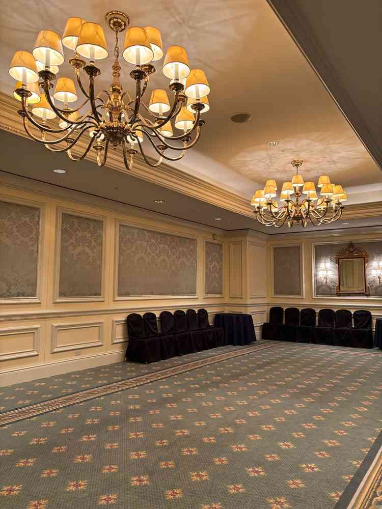 定員20名以下の披露宴会場（入口から見た写真）