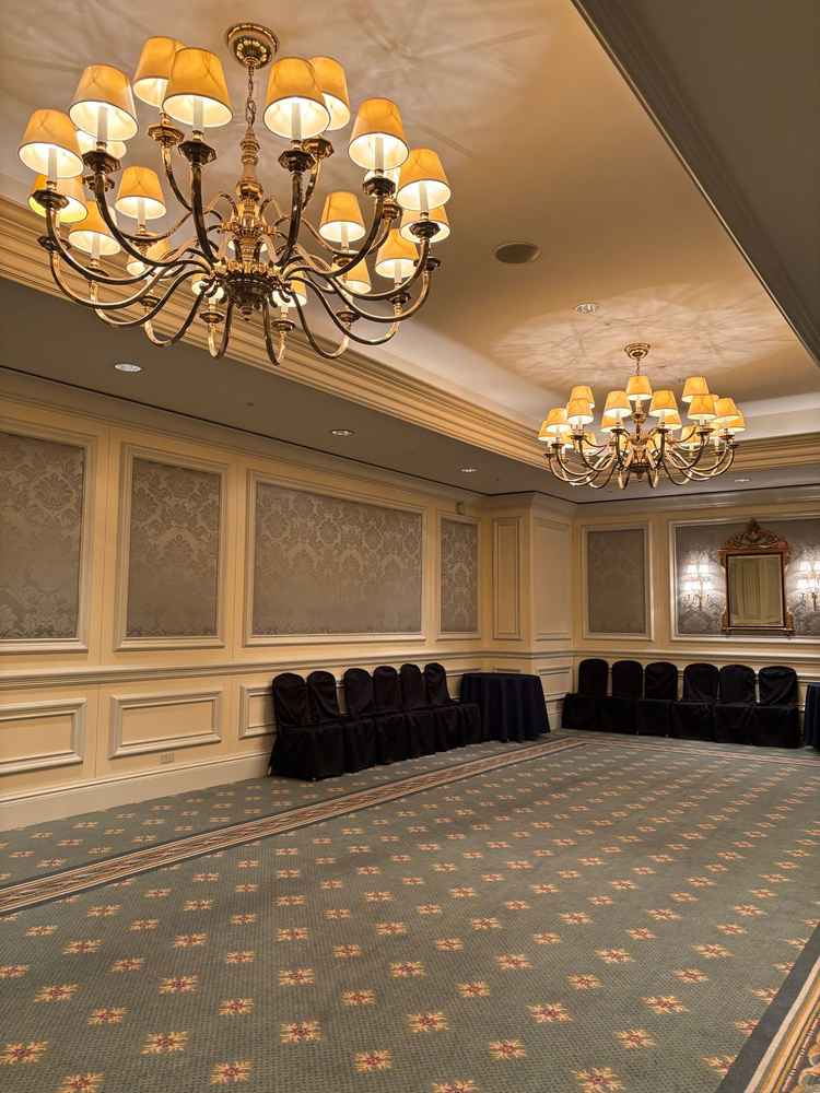 定員20名以下の披露宴会場（入口から見た写真）