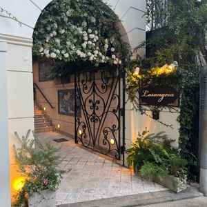 外観の写真です。お花と緑で可愛くて好きです。