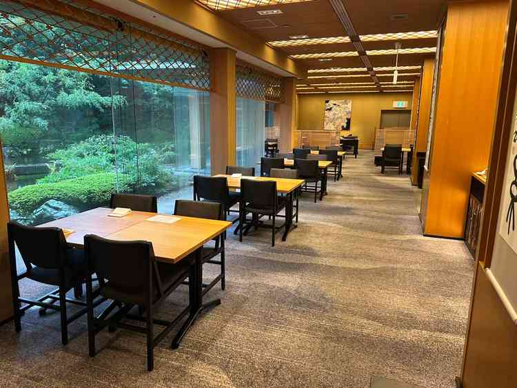 和風の披露宴会場も、庭園の緑と和の作りが非常に落ち着きを感じて良かった。
