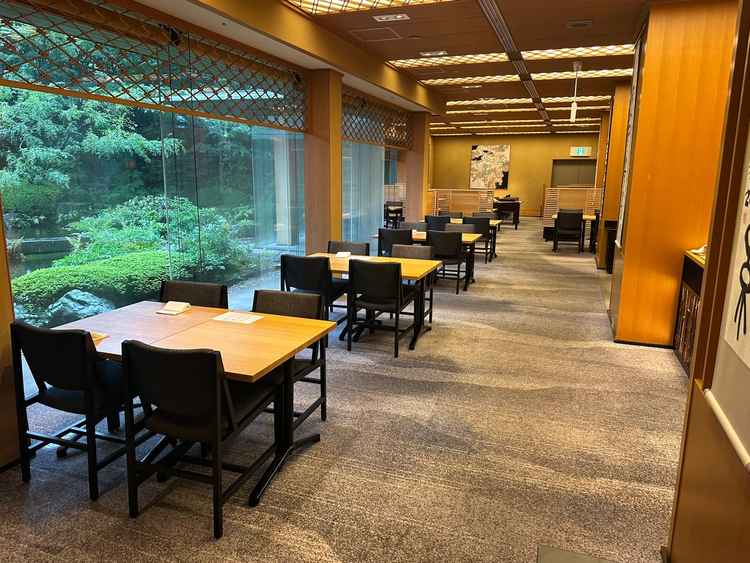 和風の披露宴会場も、庭園の緑と和の作りが非常に落ち着きを感じて良かった。