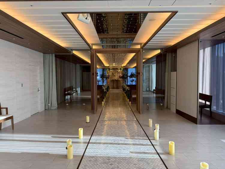 チャペルの前室（広い空間があり、両親へのムービーを投影できる）