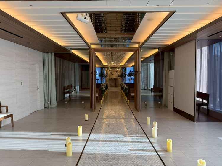 チャペルの前室（広い空間があり、両親へのムービーを投影できる）