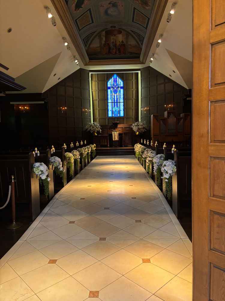 チャペルの中の写真です。やや薄暗くしてあり、奥のステンドグラスと合わせていて雰囲気がありました。