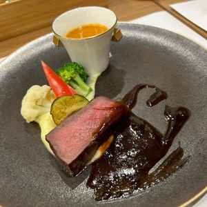 オマール海老のフランがとても濃厚で美味。お肉も柔らかい。