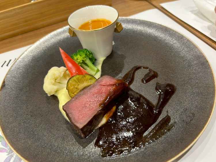 オマール海老のフランがとても濃厚で美味。お肉も柔らかい。