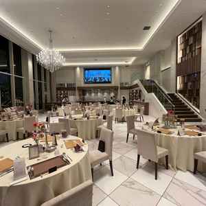 披露宴会場の一つ。2面の大窓で採光性が良いとのこと。白と高天井の関係で今回撮影した夜でも綺麗