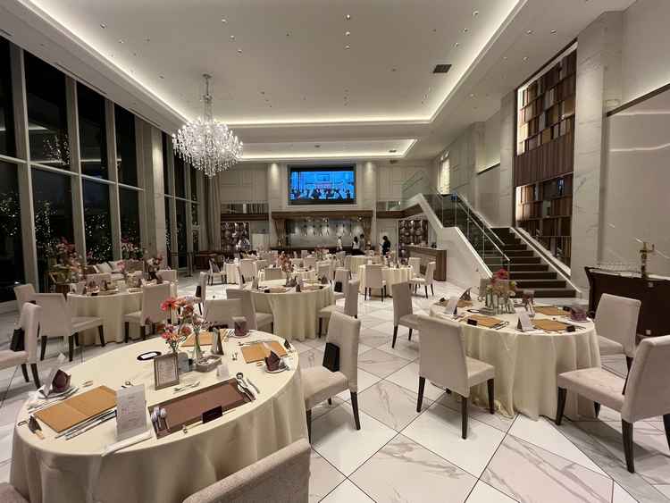 披露宴会場の一つ。2面の大窓で採光性が良いとのこと。白と高天井の関係で今回撮影した夜でも綺麗