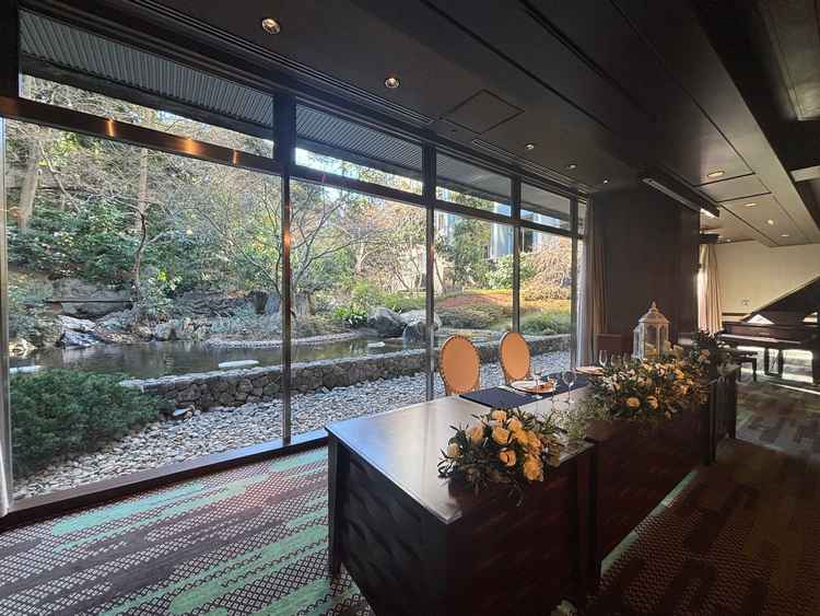 大きな窓から庭園が見える開放的な披露宴会場