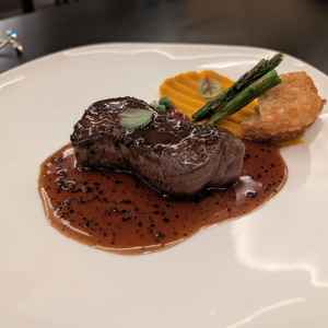 フレンチコースのステーキ