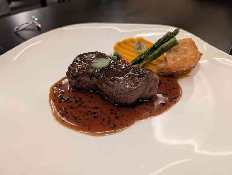 フレンチコースのステーキ