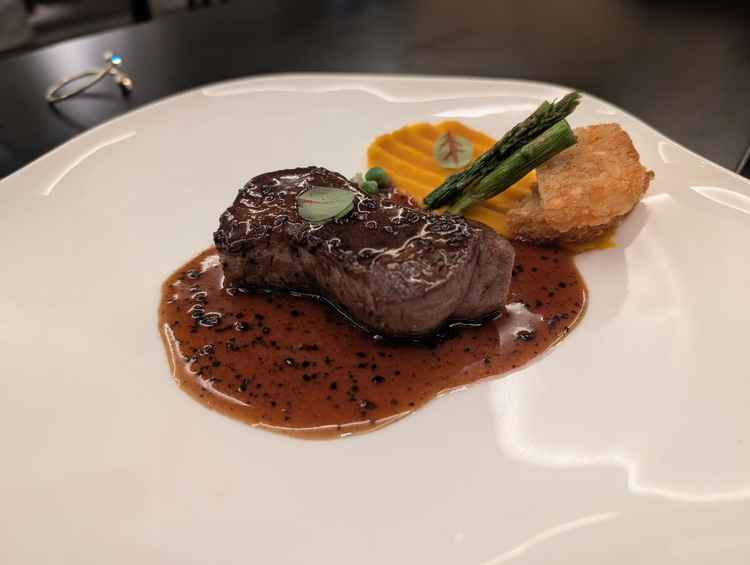 フレンチコースのステーキ