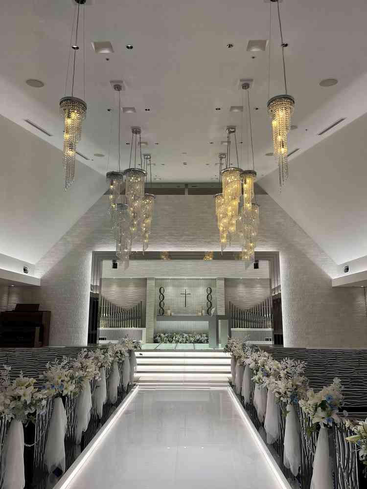 チャペルは白を基調としており素敵な会場で、青の絨毯を敷くことも可能です。