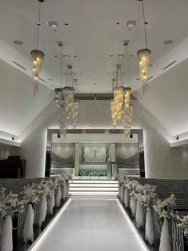 チャペルは白を基調としており素敵な会場で、青の絨毯を敷くことも可能です。