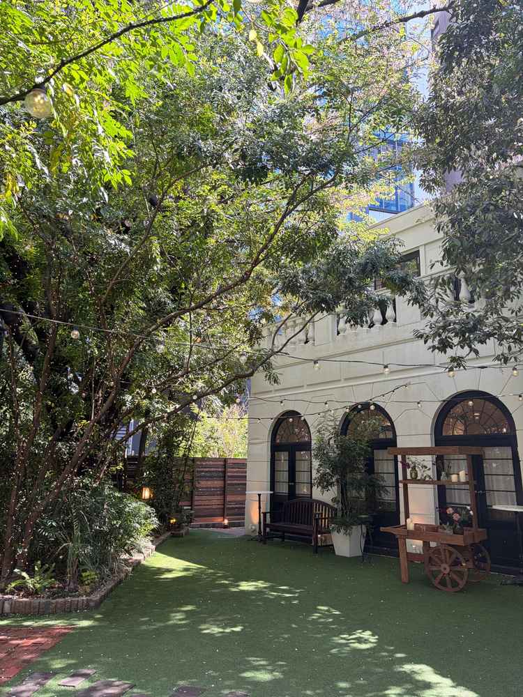 披露宴会場側から見たガーデンの写真です。落葉樹でないため季節問わず緑が生い茂っているとのことでした。