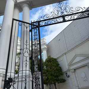 とても立派な門で、青空とマッチしてとても映えるなと思った