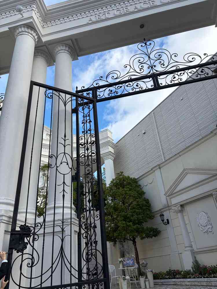 とても立派な門で、青空とマッチしてとても映えるなと思った