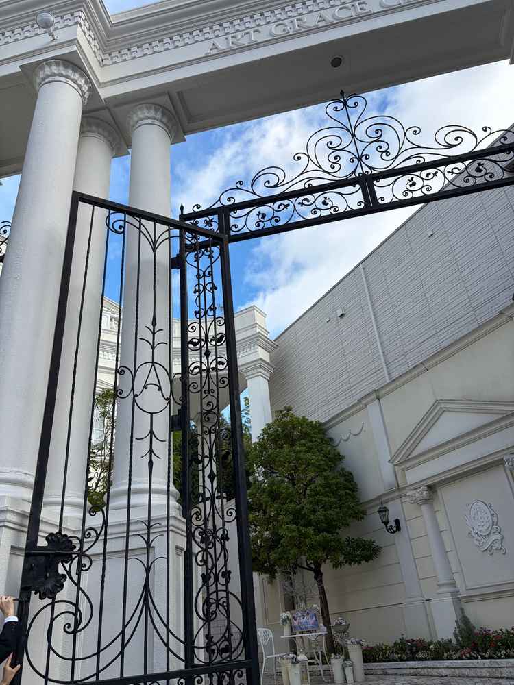 とても立派な門で、青空とマッチしてとても映えるなと思った