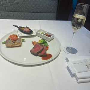 結婚式で実際に提供されている料理を味わえた。とても美味しかった。