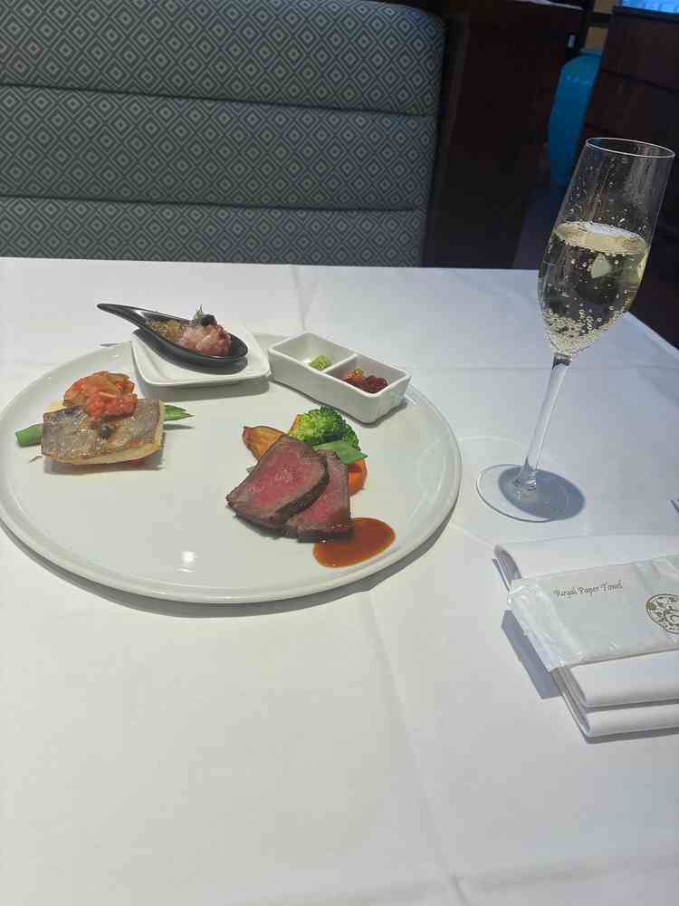 結婚式で実際に提供されている料理を味わえた。とても美味しかった。