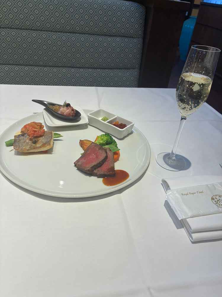 結婚式で実際に提供されている料理を味わえた。とても美味しかった。