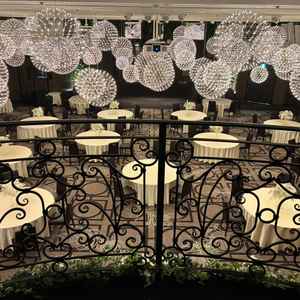 階段上から見た披露宴会場。レイモンド照明がとてもきれい。