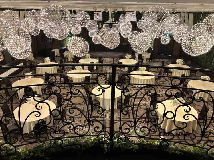 階段上から見た披露宴会場。レイモンド照明がとてもきれい。