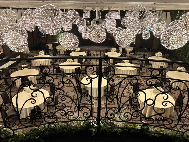 階段上から見た披露宴会場。レイモンド照明がとてもきれい。