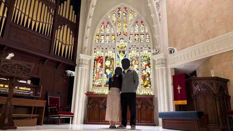 チャペルのステンドグラスは悪感で、見てもすごいのですが写真映えする色味でした