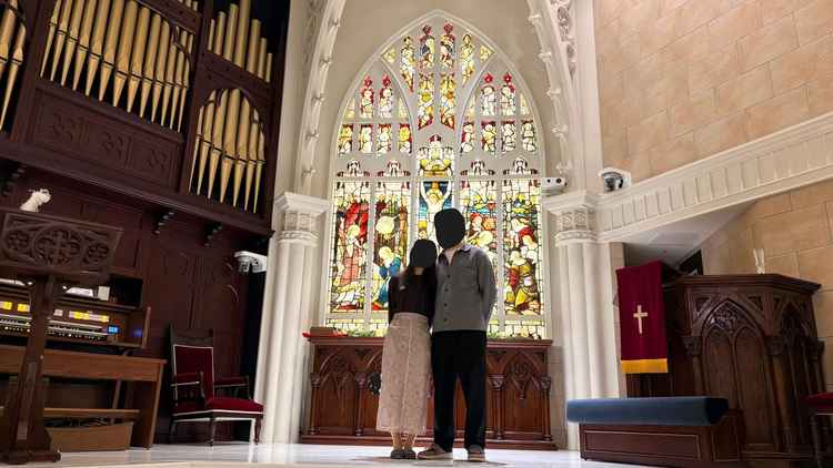 チャペルのステンドグラスは悪感で、見てもすごいのですが写真映えする色味でした