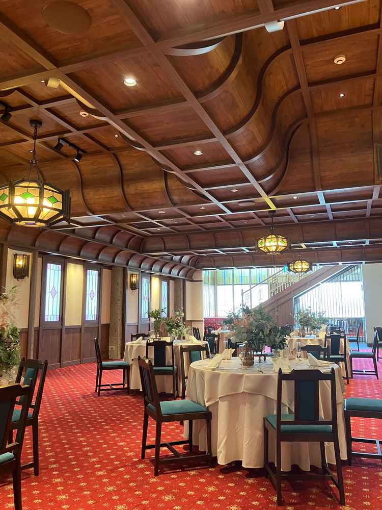 天井が特徴的な昭和レトロな披露宴会場でした