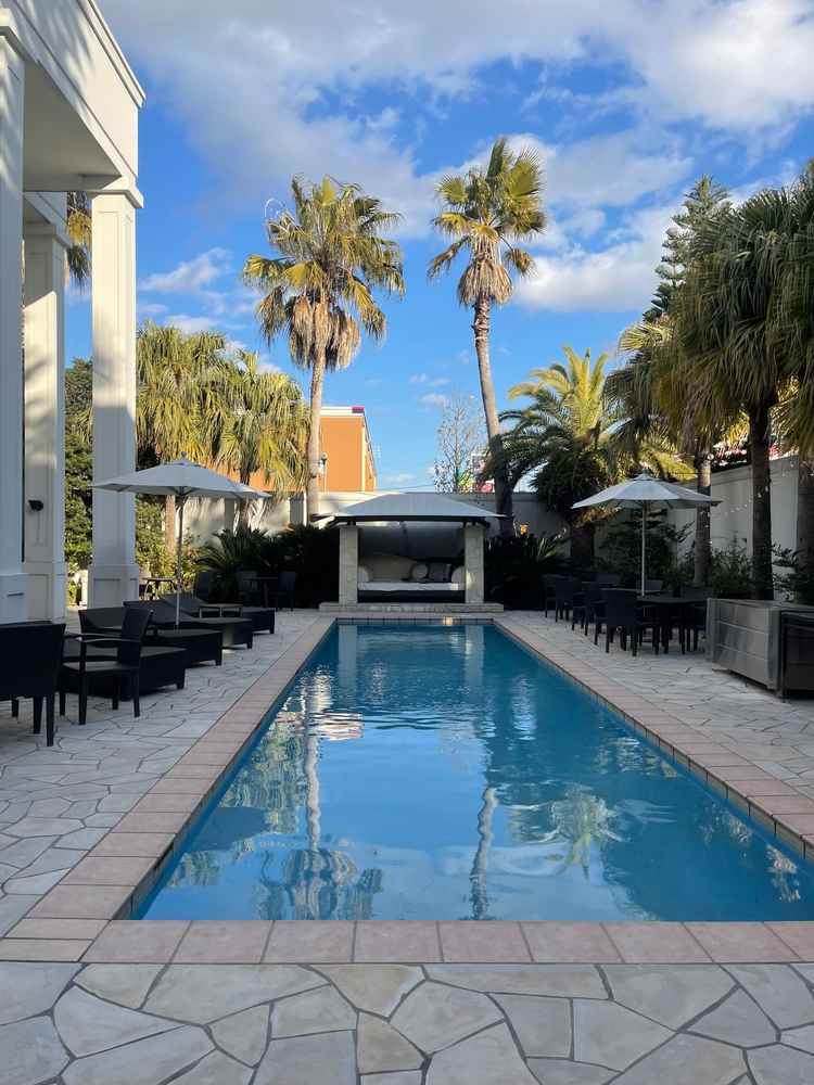 披露宴会場から直接出ることのできるガーデンでした。外の道路や景色が見えないので非現実感があります。