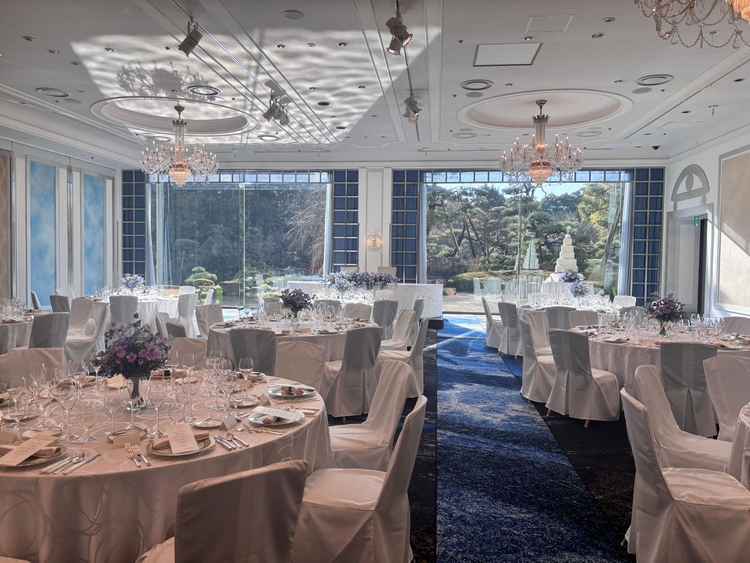 庭園を間近に感じられる鳳凰西の間です。青い絨毯と大きな窓からの景色が美しく、上品な雰囲気でした。