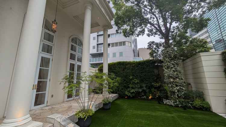 披露宴会場がガーデンはシームレスに繋がっており、ガーデンでのイベントも十分に検討できます。