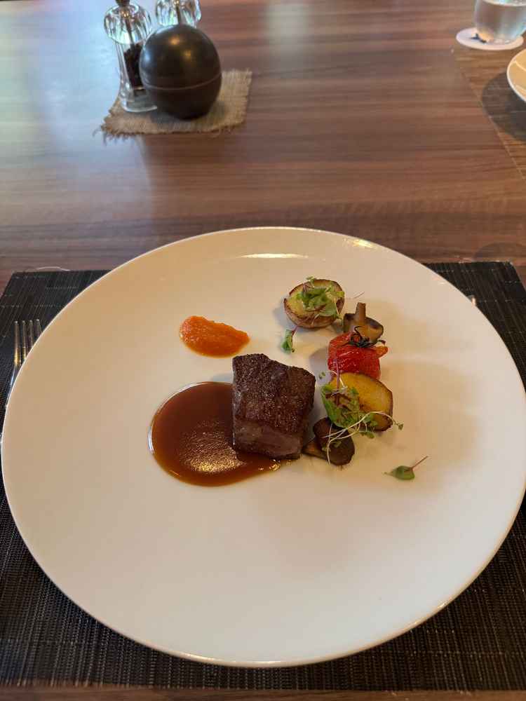 お料理は前菜からメイン、デザートまで盛り付けも綺麗で素材の味を感じられ、とてもおいしかったです。