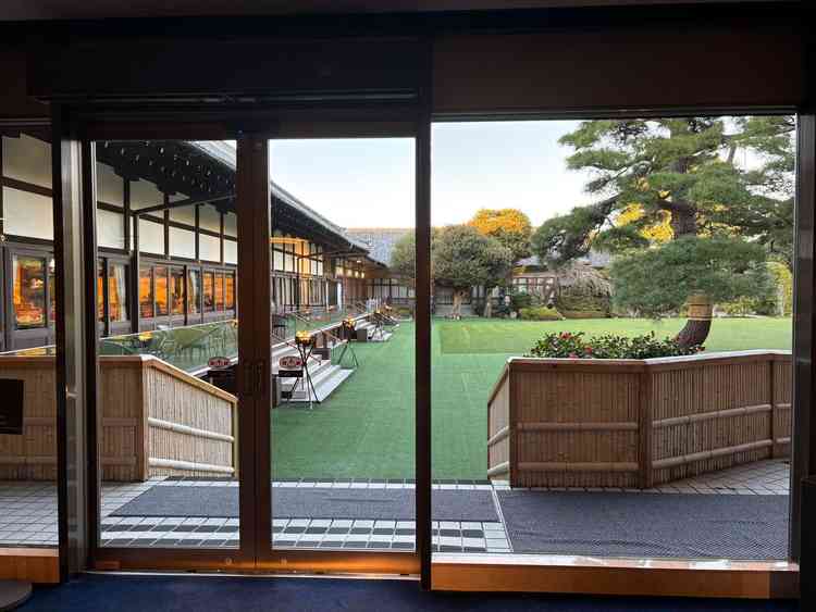 中庭を囲うように建物があり、中庭に出れば都心とは思えないほど周りの建物は見えません。