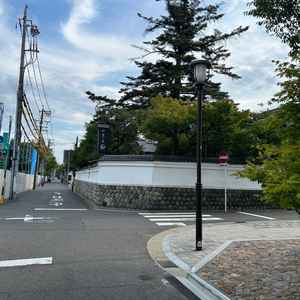 武家屋敷のような街並みの中にあります。駐車場は近くのパーキングに案内して頂けます。