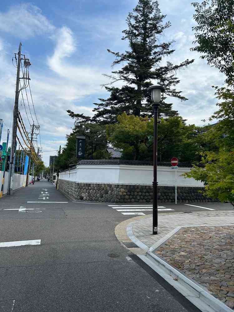 武家屋敷のような街並みの中にあります。駐車場は近くのパーキングに案内して頂けます。