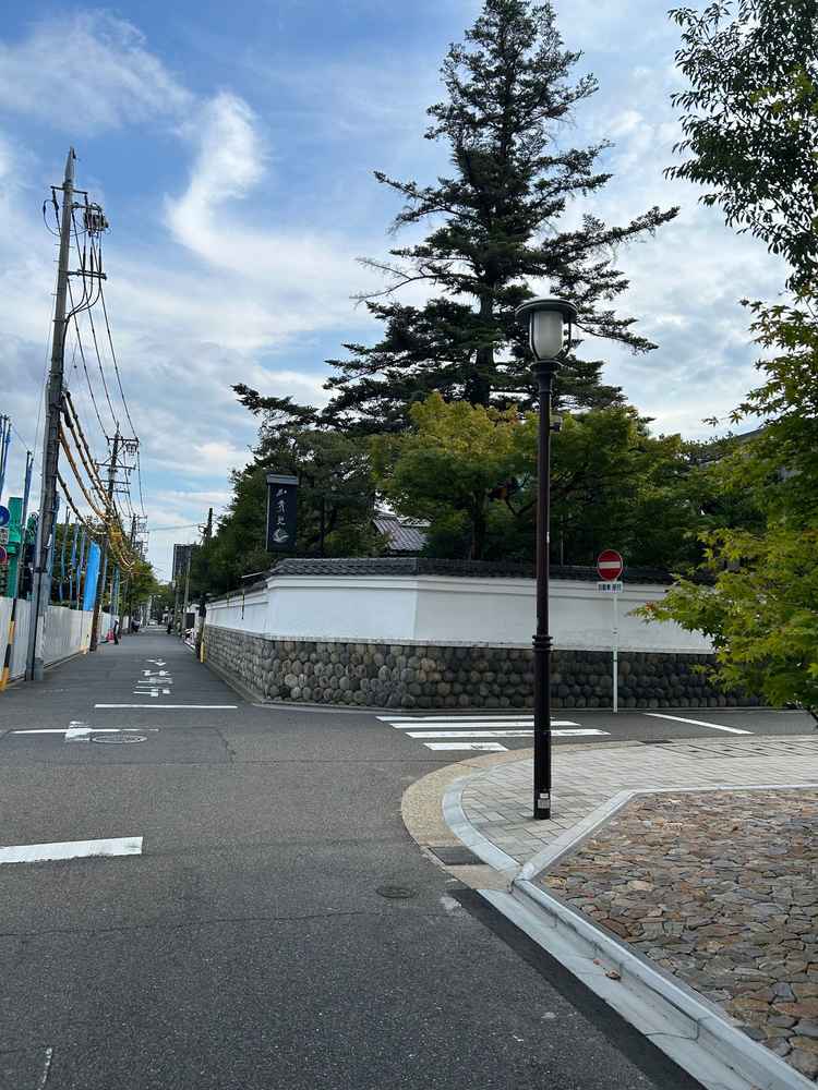 武家屋敷のような街並みの中にあります。駐車場は近くのパーキングに案内して頂けます。