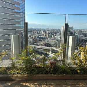 ゲスト控え室にあるバルコニー。階高が高く、新宿の街並みがとても綺麗に見えます。