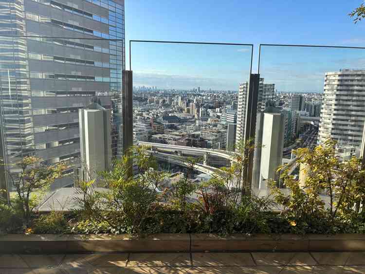 ゲスト控え室にあるバルコニー。階高が高く、新宿の街並みがとても綺麗に見えます。