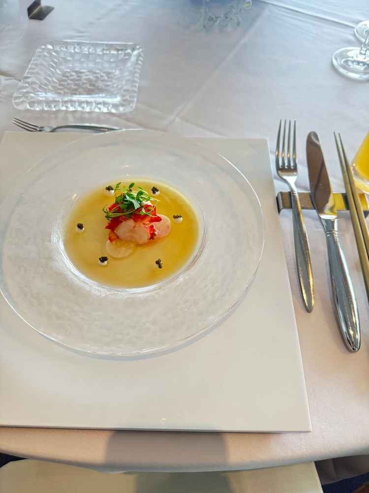 ソースとキャビアとオマール海老がとても美味しくこれが出てくるのであれば満足皆もできるなと思いました。