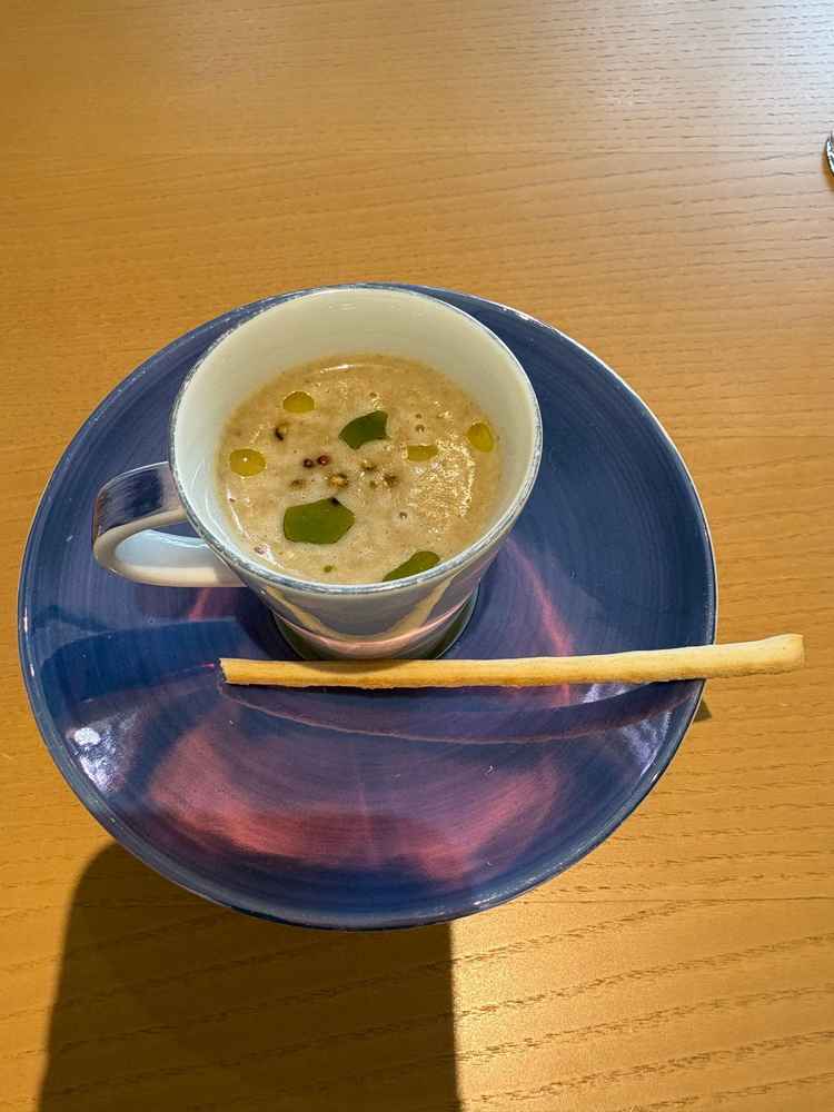 マッシュルームのスープ。とてもおいしかった。全て箸や木のスプーンで食べられるところがすごく良かった。