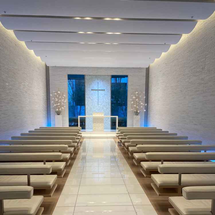 チャペル。参列者の座席に背もたれがあるので、高齢者の方も安心できる。