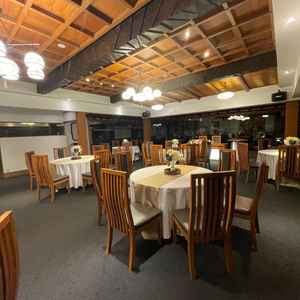 特徴的な和風天井ライトが素敵だと感じました。ガラス張りの披露宴会場は自然が綺麗に見えるので素敵。