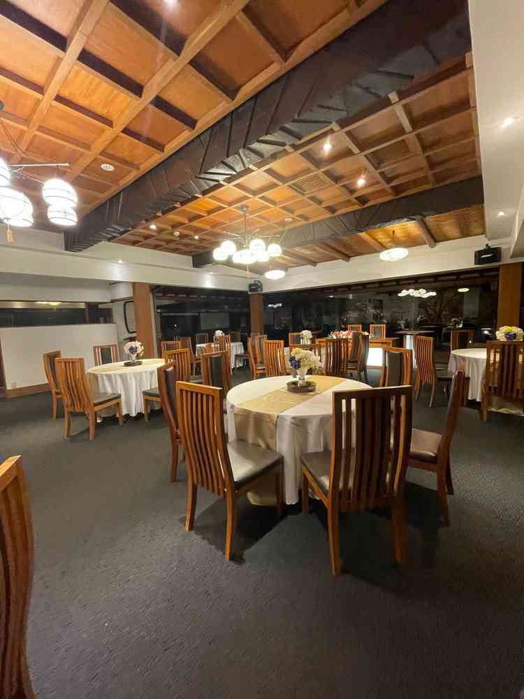 特徴的な和風天井ライトが素敵だと感じました。ガラス張りの披露宴会場は自然が綺麗に見えるので素敵。