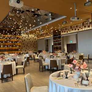 煌びやかで大人な雰囲気な披露宴会場